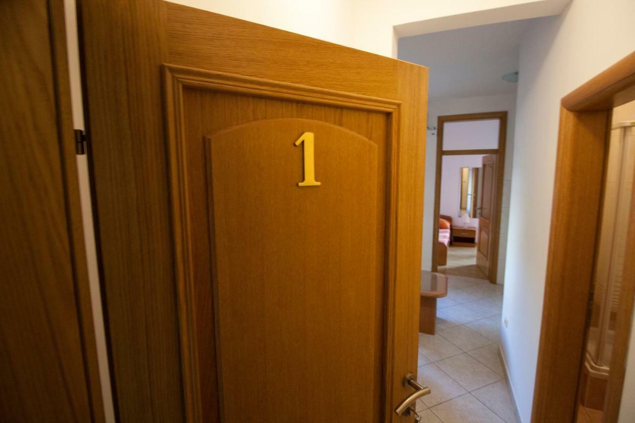 Apartments Knezovic Gradac  Eksteriør billede