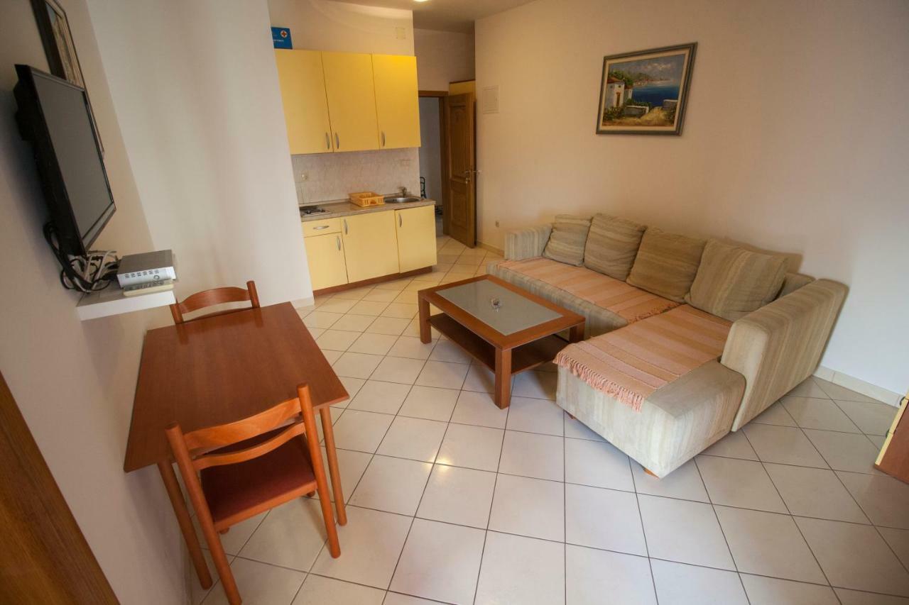 Apartments Knezovic Gradac  Eksteriør billede