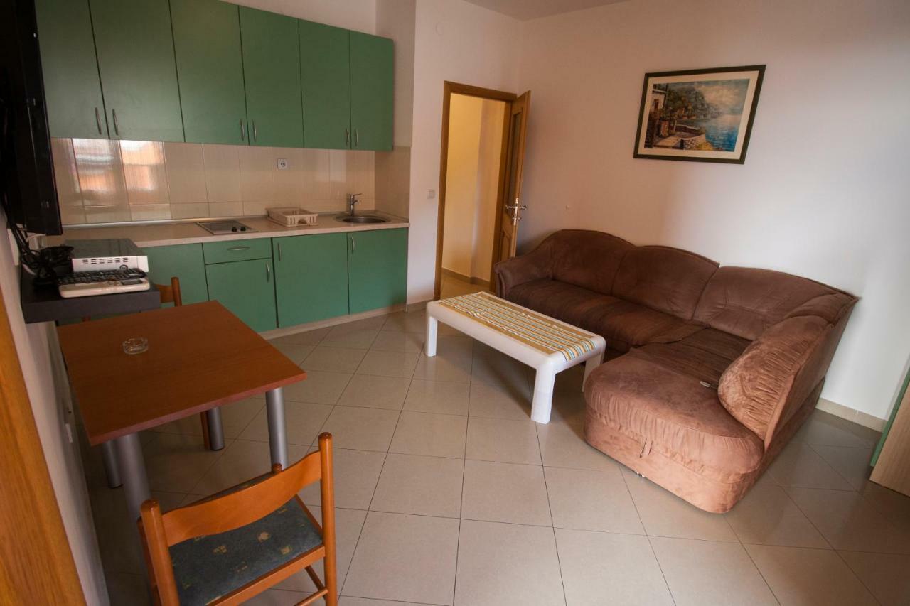 Apartments Knezovic Gradac  Eksteriør billede